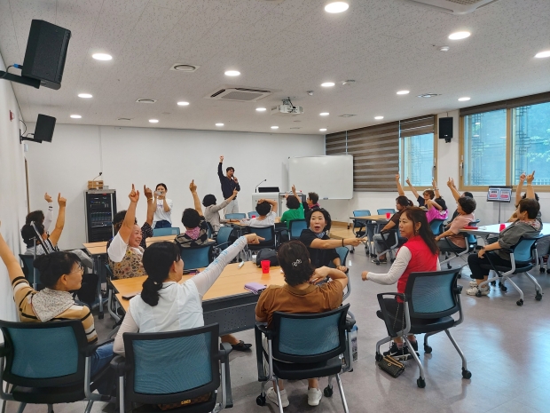 양구군청 직원들이 지난해 8월 동학교육수련원에서 보드게임을 진행하고 있다.