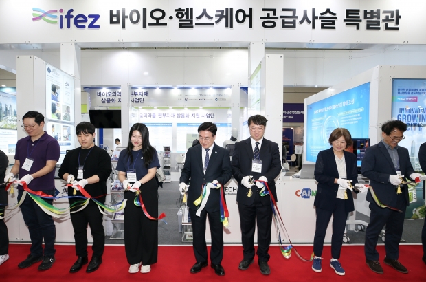 윤원석 IFEZ 청장(왼쪽에서 다섯번째)과 특별관 참여 기업 관계자들의 개소 기념 테이프 커팅.