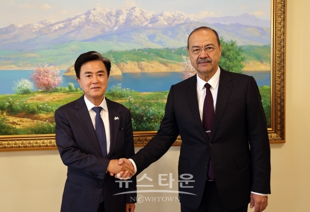 김태흠 충남도지사가 5월 7일(이하 현지시각) 우즈베키스탄 국무총리실에서 압둘라 아리포프 총리를 만나 경제, 문화, 교육, 탄소중립, 스마트팜 등 각종 현안을 폭넓게 논의했다.