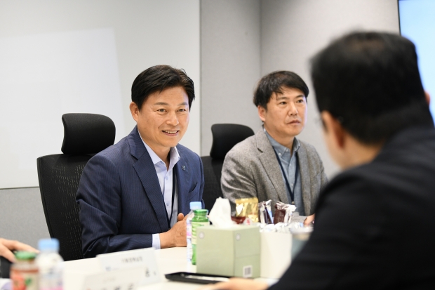 조용익 부천시장이 SK시그넷 R&D센터를 방문해 기업 관계자들과 미래 전기차 충전 인프라와 상생에 대한 방안을 논의하고 있다.