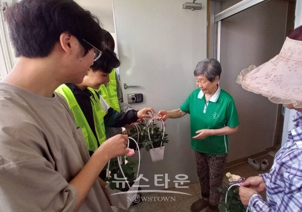 가정의 달 맞아 사할린 동포 어르신께 장미화분 전달