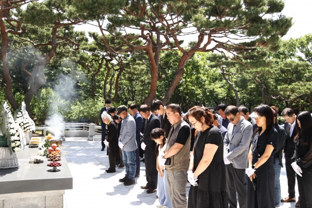 경주시는 22일 황성공원 내 충혼탑에서 신규로 등록됐거나 지난 1년간 순직한 국가유공자들의 숭고한 희생과 위훈을 기리기 위해 위패 봉안식을 거행하고 있다.
