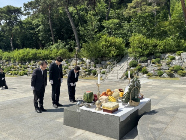 포항시는 지난 22일 북구 덕수동 포항시 충혼탑 광장에서 ‘2024년 국가유공자 위패봉안식’을 거행했다.