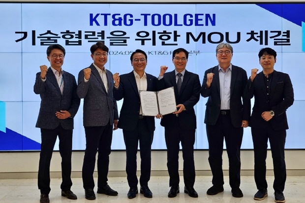 왼쪽부터 ㈜케이티앤지 미래기술연구소 이정헌 팀장, 미래기술연구소 이존태 소장, R&D본부 조성문 본부장, ㈜툴젠 이병화 대표이사, 종자사업본부 한지학 본부장, 종자사업실 박수현 실장