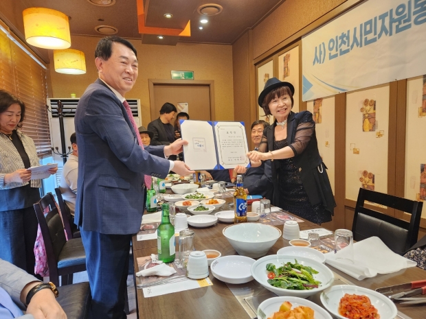 문화예술봉사단장에는 노래강사 한향남씨가 위촉됐다.