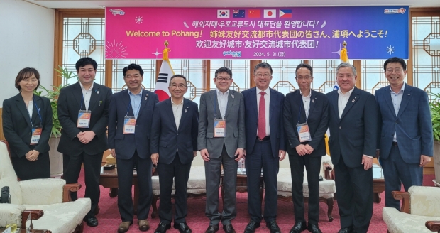 지난 31일 포항시청 대외협력실에서 2024 포항국제불빛축제 주한외국공관, 해외자매우호도시 방문단 영접 후 기념촬영을 하고 있다.