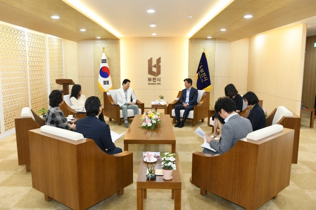 부천시와 목일신문화재단은 6월 5일 시청 만남실과 만찬장에서 오찬간담회를 개최해 목일신 작가의 정신을 기리고 지역 문화행사에 대한 의견을 교류했다.
