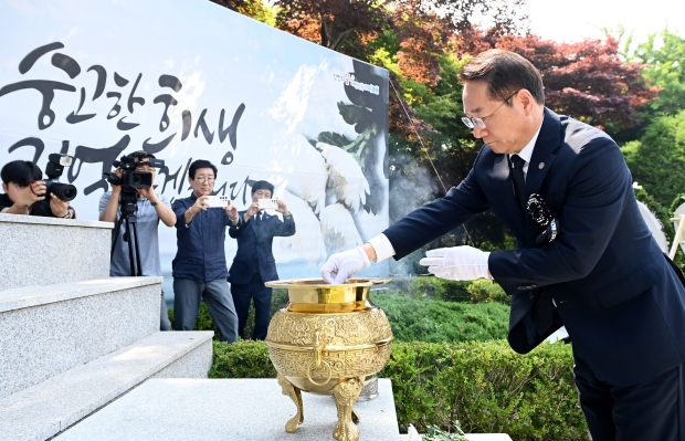 유정복 인천광역시장이 6일 수봉공원 현충탑에서 열린 '제69회 현충일 추념식'에서 헌화와 분향을 하고 있다.