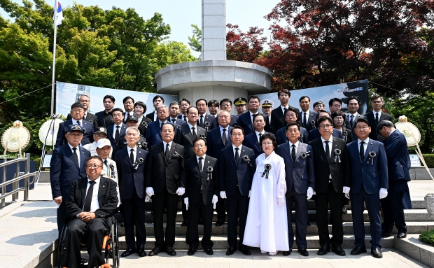 유정복 인천광역시장이 6일 수봉공원 현충탑에서 열린 '제69회 현충일 추념식'에서 기념촬영을 하고 있다