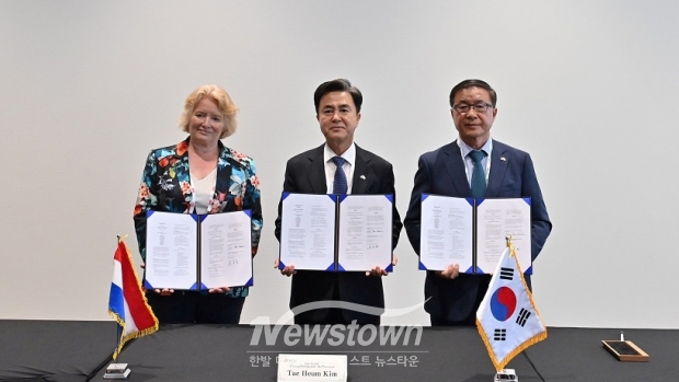 김태흠 충남도지사(사진/중앙)가 육근열 연암대 총장(사진/우측), 해리슨 와게닝겐 플랜트 리서치 대표(사진/좌측)와 글로벌 아시아스마트팜혁신센터 운영 협력 양해각서를 체결했다.