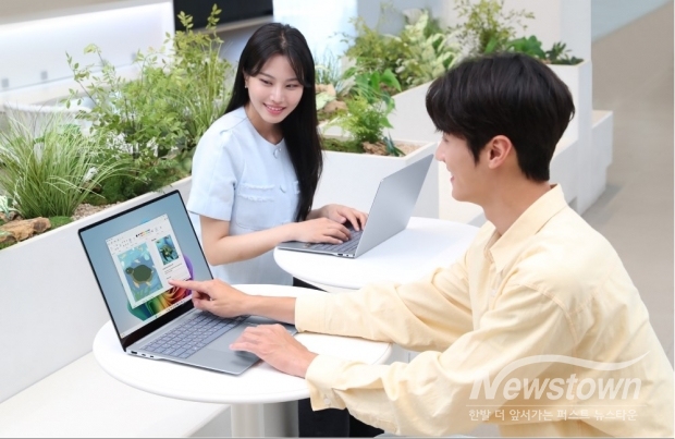 삼성전자 모델이 강력한 갤럭시 AI의 PC경험을 제공하는 ‘갤럭시 북4 엣지’를 체험하고 있다. / 사진=삼성전자