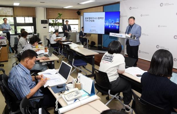 윤현모 글로벌비즈니스협력단장이 20일 시청 브리핑룸에서 글로벌비즈니스협력단 소관 현안과 관련해 기자브리핑을 하고 있다.