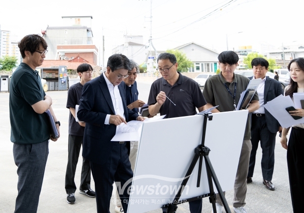 김돈곤 청양군수가 지난 6월 21일 청양읍 읍내 3·4리 도시재생사업 현장을 직접 방문하여 거점시설 조성 예정지 등 사업 추진 현황을 점검했다.