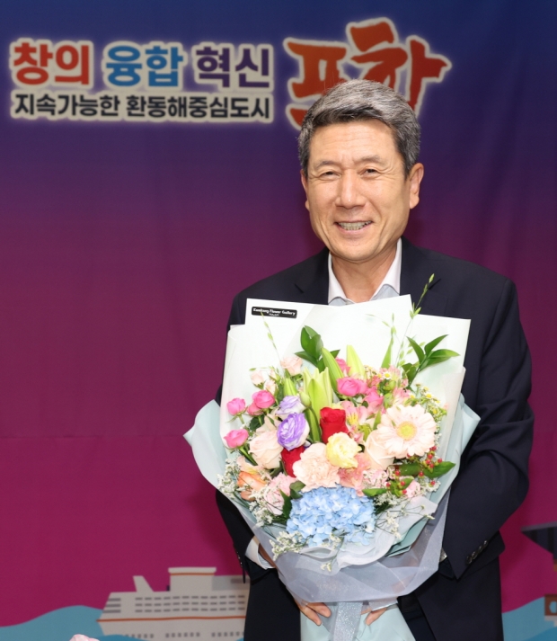 26일 전국대도시시장협의회 비대면 영상회의에 참여하고 있는 이강덕 포항시장. 이 회의에서 이강덕 포항시장은 협의회장으로 선출됐다