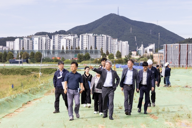 윤환 구청장이 계양테크노밸리 공공시설부지 현장을 점검하고 있다.