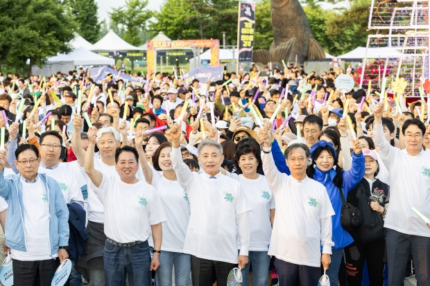 계양구는 지난 5월 31일 저녁 계양아라온의 수변을 빛과 함께 걷는 '계양아라온 한마음 걷기' 행사를 성황리에 개최했다.(참가자 기념촬영 모습)