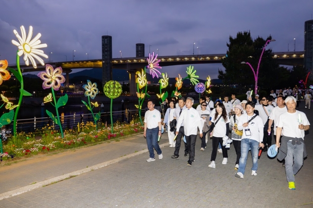 계양구는 지난 5월 31일 저녁 계양아라온의 수변을 빛과 함께 걷는 '계양아라온 한마음 걷기' 행사를 성황리에 개최했다.(참가자들과 함께 계양아라온을 걷고 있는 윤환 구청장)