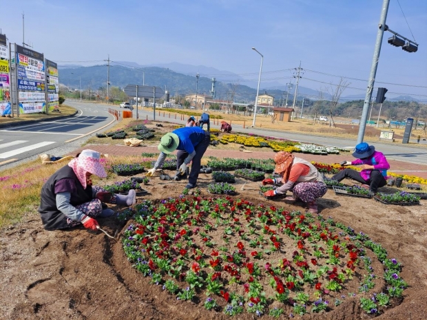 외동지역에서 공공일자리로 마을가꾸기 사업을 진행하고 있다