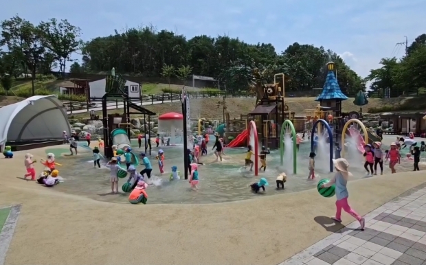 경주 천군동 보문카라반파크 내 아이들이 물놀이장을 이용하고 있다.