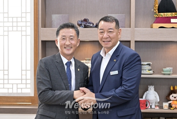 7월 1일 공주시의회 임달희 의장(사진/좌측)이 취임 이후 첫 행보로 최원철 공주시장(사진/우측)을 만나 소통강화 및 지역문제 해결을 위한 행보에 나섰다. 임 의장은 지난 정례회 5분 발언을 통해 집행부와의 소통강화를 촉구하고 의회와의 협치를 강조했다.