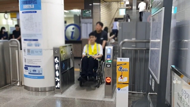 [사진자료] 서울교통공사에서 직원대상 시범 운영 중인 태그리스 게이트-에스트래픽 제공