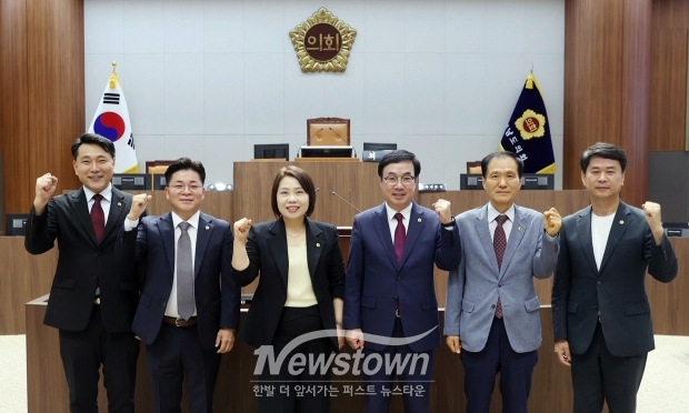 충청남도의회가 7월 2일 제353회 임시회 2차 본회의를 열고 제12대 후반기 6개 상임위원회 구성을 완료했다. 사진) 좌측부터 기획경제위원회 안종혁 위원장, 복지환경위원회 김민수 위원장,  농수산해양위원회 이연희 위원장,  행정문화위원회 박기영 위원장,  건설소방위원회 고광철 위원장,  교육위원회 이상근 위원장