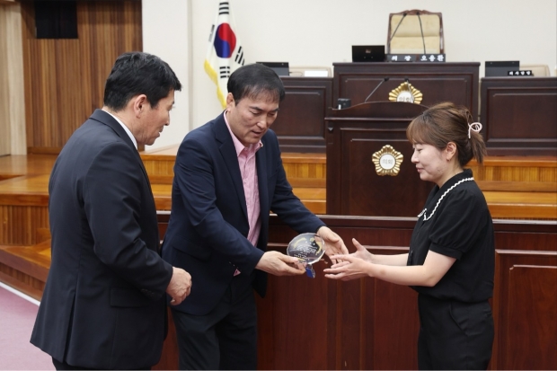 정책지원관에게 감사패수여하고 있다.
