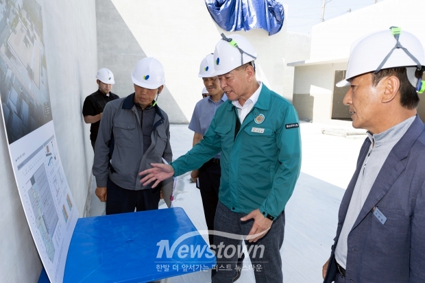 최원철 공주시장이 구)공주의료원 부지에 추진하고 있는 공주목 건물 복원과 생활문화센터 조성 사업 현장을 방문해 공사 진행 상황을 점검하고 현장 관계자를 격려했다.