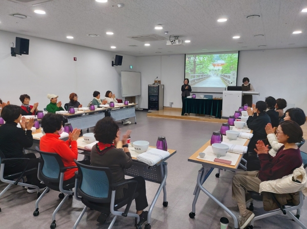 동학교육수련원내에서 차훈명상 프로그램이 진행되고 있다.