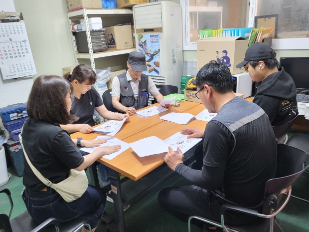 개인위생 및 여름철 식중독 예방 교육 진행 모습