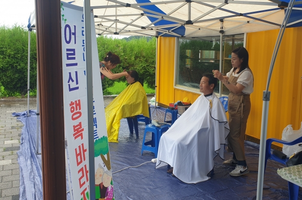 안강읍 지역사회보장협의체 촘촘복지단에서 지역주민 미용 봉사활동을 진행하고 있다.