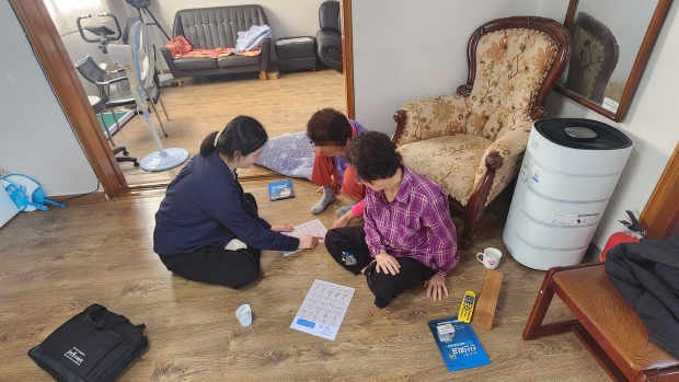 사회복지 담당자가 지역의 어느 한 경로당을 방문해 어르신들의 안부를 묻고 있다.