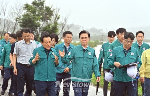 김태흠 충남도지사가 지난 7월 10일 호우 피해지역인 논산천을 현장 방문했다.
