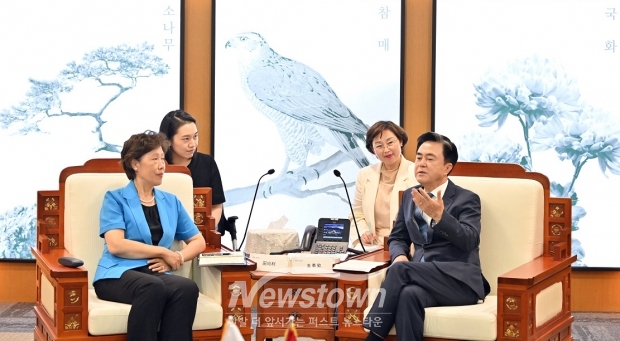 7월 16일 충남도청 외부접견실에서 김태흠 충남도지사와 톈시앙리(田向利) 중국 쓰촨성 정치협상회 주석이 민관 협력 확대, 하이테크산업 분야 교류 활성화, 의회·행정 교류 추진 방안을 논의했다.