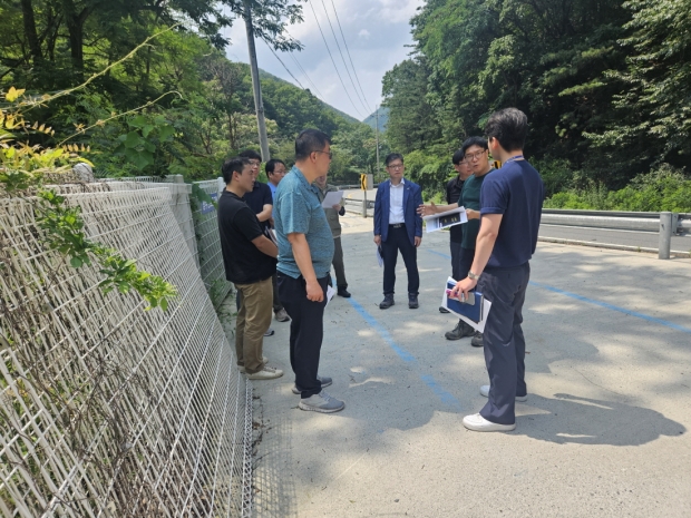 지난 12일 지방도 945호선(황용동)에서 산사태 피해 예방을 위한 현장 자문회의를 개최했다.
