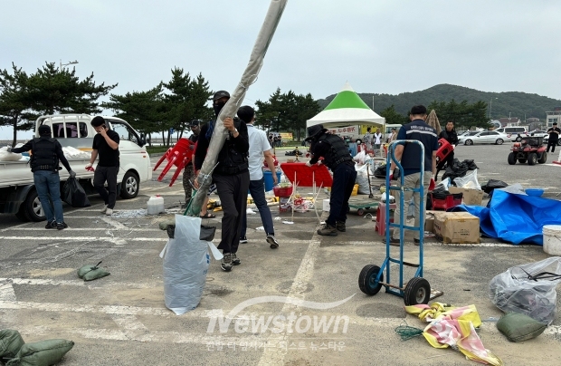꽃지해안공원 주차장 불법 노점상 물리적 마찰 없이 자진 철거