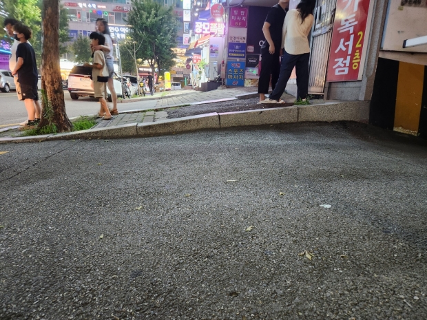 건물 앞의 인도의 턱이다. 유모차나 장애인 휠체어도 통과하기도 어렵다.
