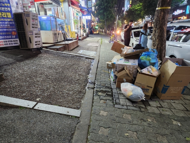 인도의 기울기가 10%가까울 것이다. 비나 눈길에 유모차나 휠체어 이용자가 안전할까 의문이다.