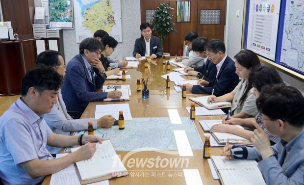 아산시가 7월 22일 국·소장 및 관계 부서장 20여 명이 참석한 가운데 조일교 아산부시장 주재로 시정 현안 공유 간부회의를 열고, 국·소별 현안 사항과 집중호우 피해 대응 방안을 논의했다.