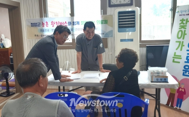 김돈곤 청양군수가 지난 7월 27일 청양군 대치면 수석리에서 진행된 ‘농촌 왕진버스’ 찾아가는 의료원서비스 현장을 방문해 마을 주민들의 안부를 확인하고 의료진들을 격려했다.