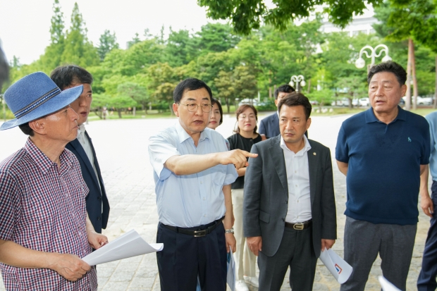 현장 점검단이 지난 4일 보문 호반광장 보행환경과 도로 인프라 등을 확인하고 있다.