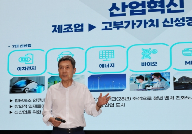 이강덕 포항시장이 지난달 열린 취임 10주년 기자회견에서 이차전지 등 산업 다변화를 위해 노력을 기울여 온 성과에 대해 설명하고 있다.
