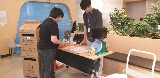 시청 직원이 폐자원을 종량제 봉투와 교환하는 모습