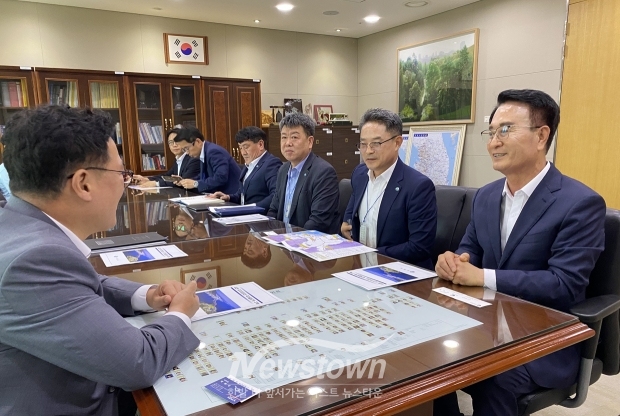 박동식 사천시장(사진/우측)이 8월 6일 국토교통부 제2차관을 만나 우주항공복합도시 건설을 위한 새로운 지역 성장 동력이 될 ‘우주항공선’이 국가철도망 구축계획에 반영될 수 있도록 적극적인 관심과 협조를 요청했다.