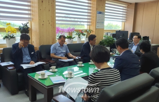 사천시가 지난 8월 7일 사천시농업기술센터에서 서천호 국회의원과 간담회를 열고, 에어로스페이스팜 실증센터 구축에 대한 간담회를 진행했다.
