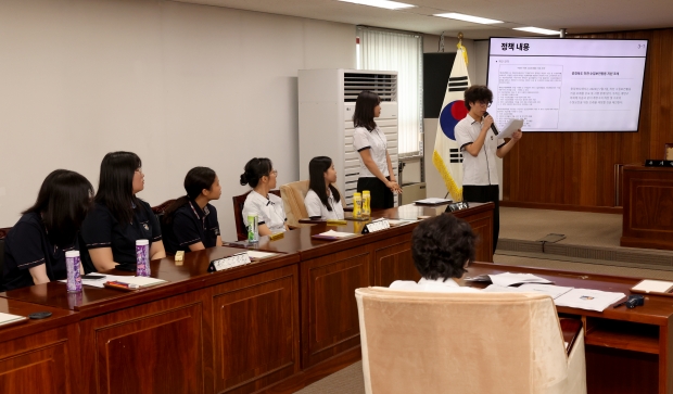 서운고등학교 학생들이 직접 작성한 정책 제안서를 발표하고 있다