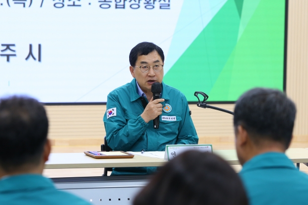 19일 오전 경주시청 종합상황실에서 주낙영 경주시장 주재 최초상황 보고 회의가 열리고 있는 모습.