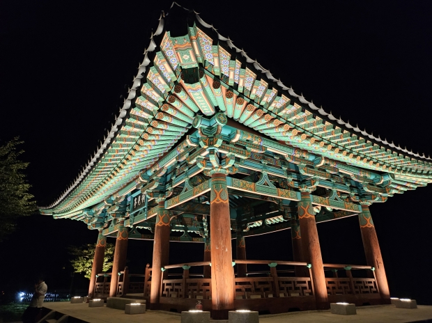 야간경관 조명이 설치된 경주 이견대 모습
