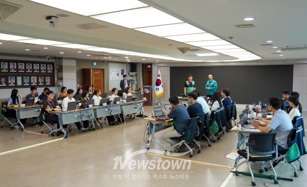 아산시의회 홍성표 의장이 지난 8월 21일 아산시 전시종합상황실과 실시부에서 을지훈련 진행 상황을 보고받은 뒤 위문품을 전달하고 공직자들과 유관단체 근무자들의 노고를 격려하며 감사 인사를 전했다.