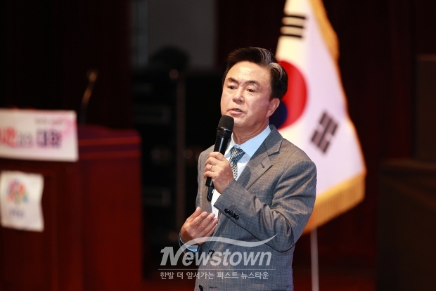 김태흠 충남도지사가 8월 23일 민선8기 3년 차 시군 방문 여덟 번째 일정으로 아산시를 방문했다. 이날 도민과의 대화는 아산시청 시민홀에서 박경귀 아산시장과 시민 등 600여 명이 참석한 가운데 진행됐다.